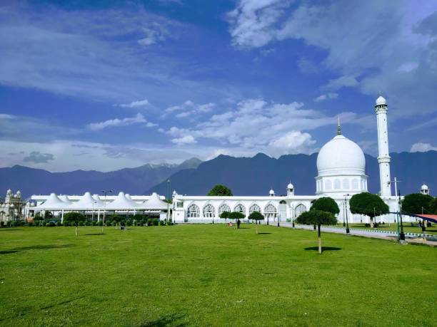 This shrine holds a very high reputation by all Muslims in India. The temple houses an important relic Moi-e-Muqaddas sacred hair of Prophet Muhammad. It took approximately 11 years to complete the Mosque and it is the only domed Mosque in Srinagar.
